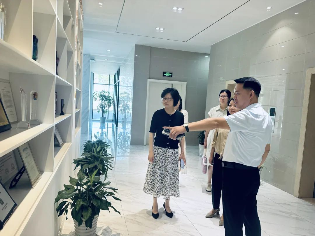 新聞 | 吳涇鎮(zhèn)黨委領(lǐng)導(dǎo)蒞臨寶開，夏送清涼，慰問一線