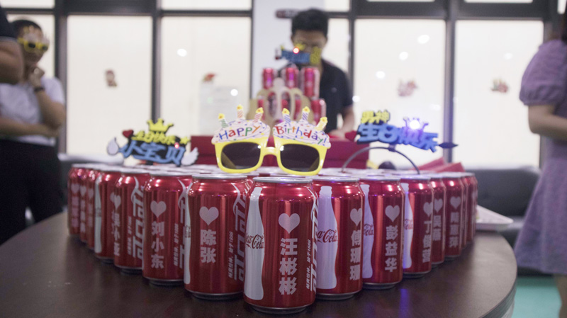 八月集體生日會 | 與久違的祝?；馃嵯嘧?  src="/uploads/allimg/210903/1-210Z3141I4337.jpg" /></p>
<p>此次集體生日會，是今年疫情以來寶開舉辦的第一場生日會。雖是寶開企業(yè)文化建設(shè)的常規(guī)活動，由寶開工會和人事行政部組成的籌備組也希望帶來一些不一樣的“新意”和“心意”，此次特別為所有寶開成員定制了專屬可樂。</p>
<p><img alt=