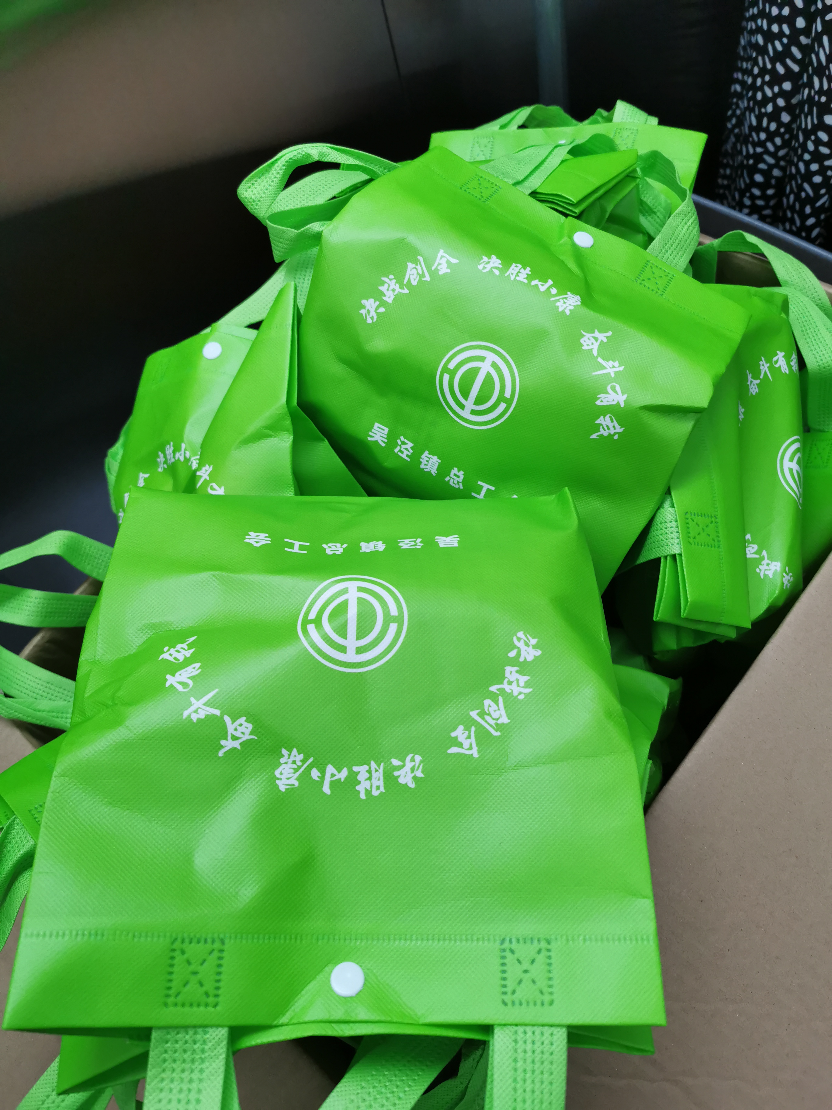 關(guān)愛(ài)職工 · 夏送清涼 | 寶開(kāi)工會(huì)赴一線(xiàn)送清涼，致敬高溫下的堅(jiān)守