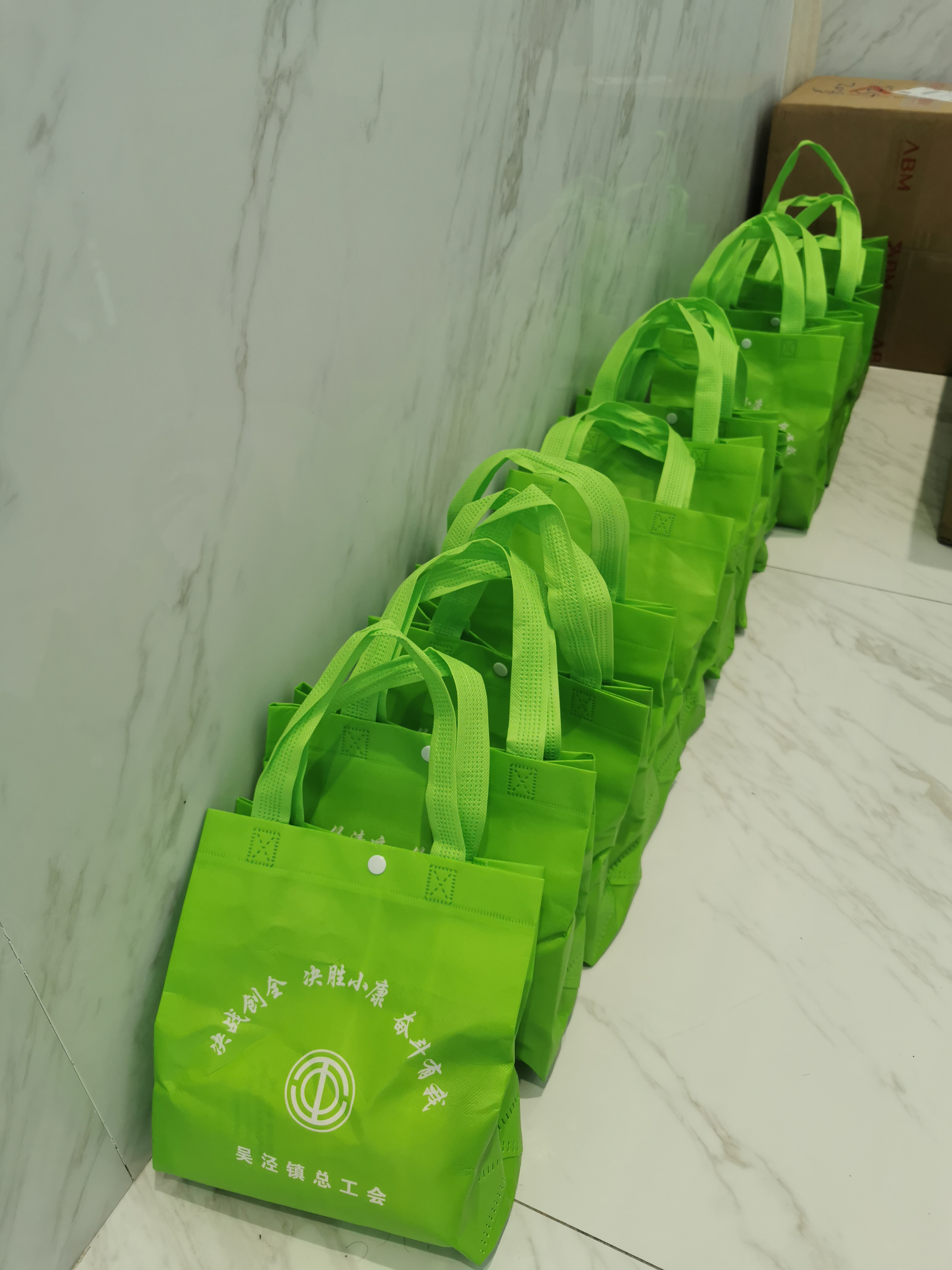 關(guān)愛(ài)職工 · 夏送清涼 | 寶開(kāi)工會(huì)赴一線(xiàn)送清涼，致敬高溫下的堅(jiān)守