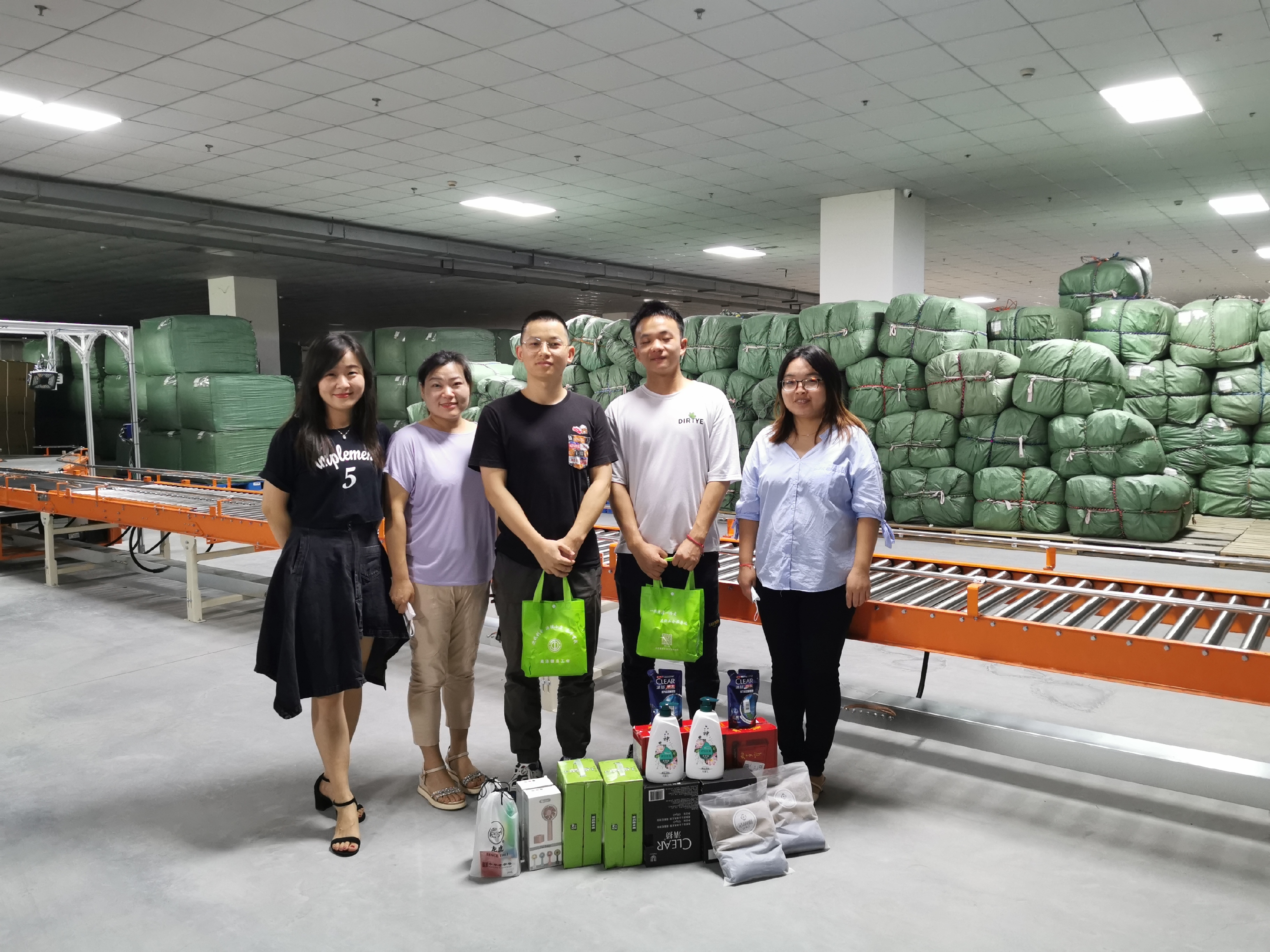 關(guān)愛(ài)職工 · 夏送清涼 | 寶開(kāi)工會(huì)赴一線(xiàn)送清涼，致敬高溫下的堅(jiān)守