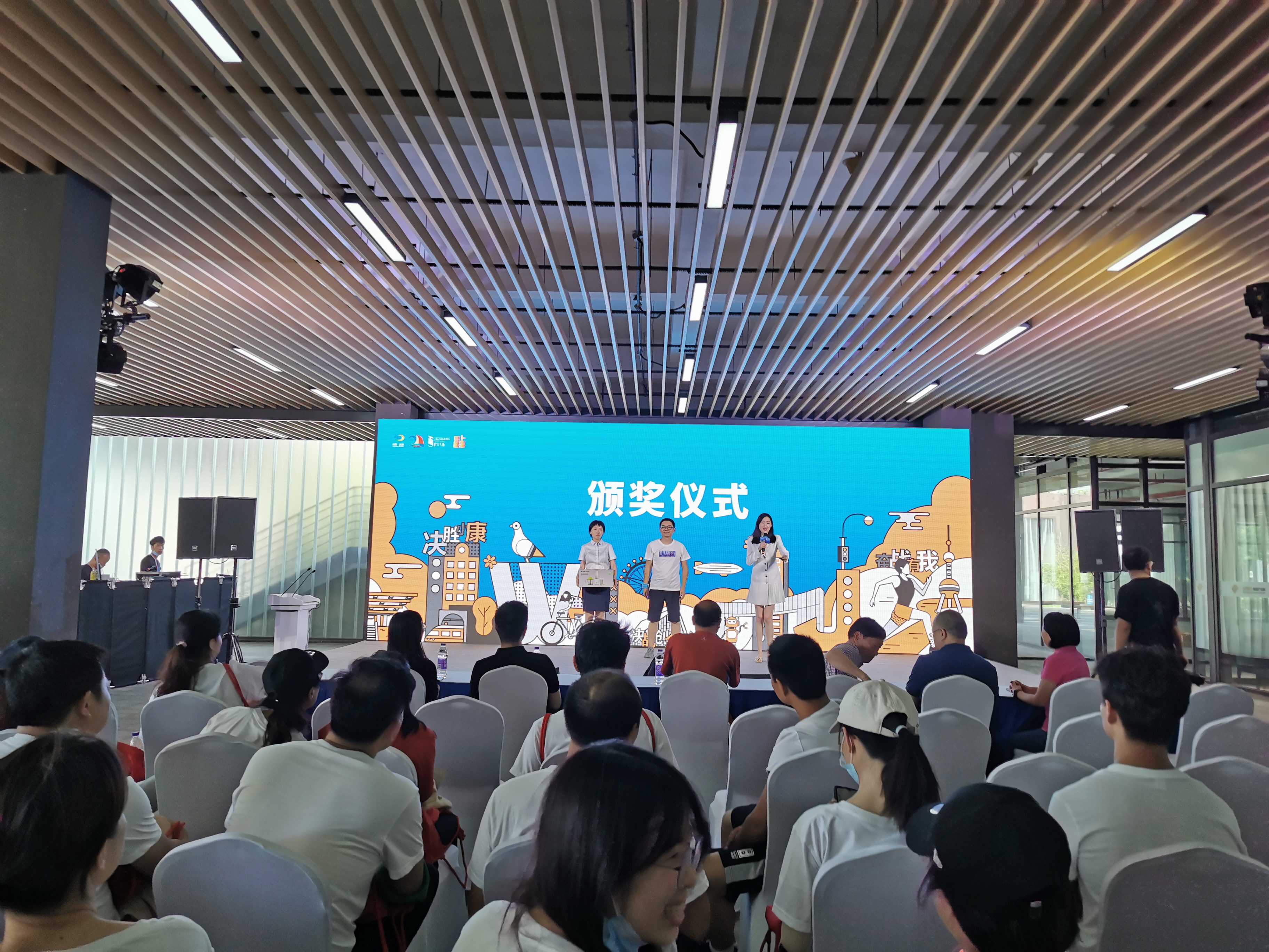 “繁花似涇”城市定向越野活動 | 金領(lǐng)谷戰(zhàn)隊(duì)奪冠，寶開后浪獻(xiàn)力添彩