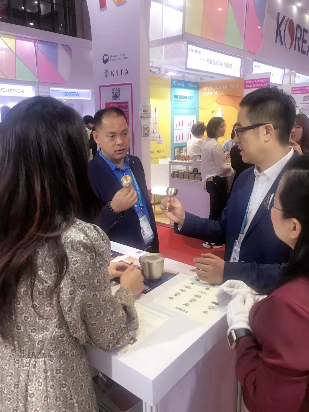 ＂合作、創(chuàng)新、共享＂話進(jìn)博一一寶開董事長邢志文參觀進(jìn)博并接受SMG記者采訪