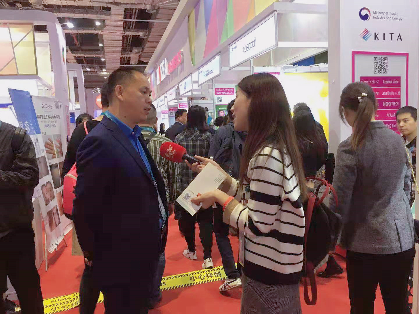 ＂合作、創(chuàng)新、共享＂話進(jìn)博一一寶開董事長邢志文參觀進(jìn)博并接受SMG記者采訪