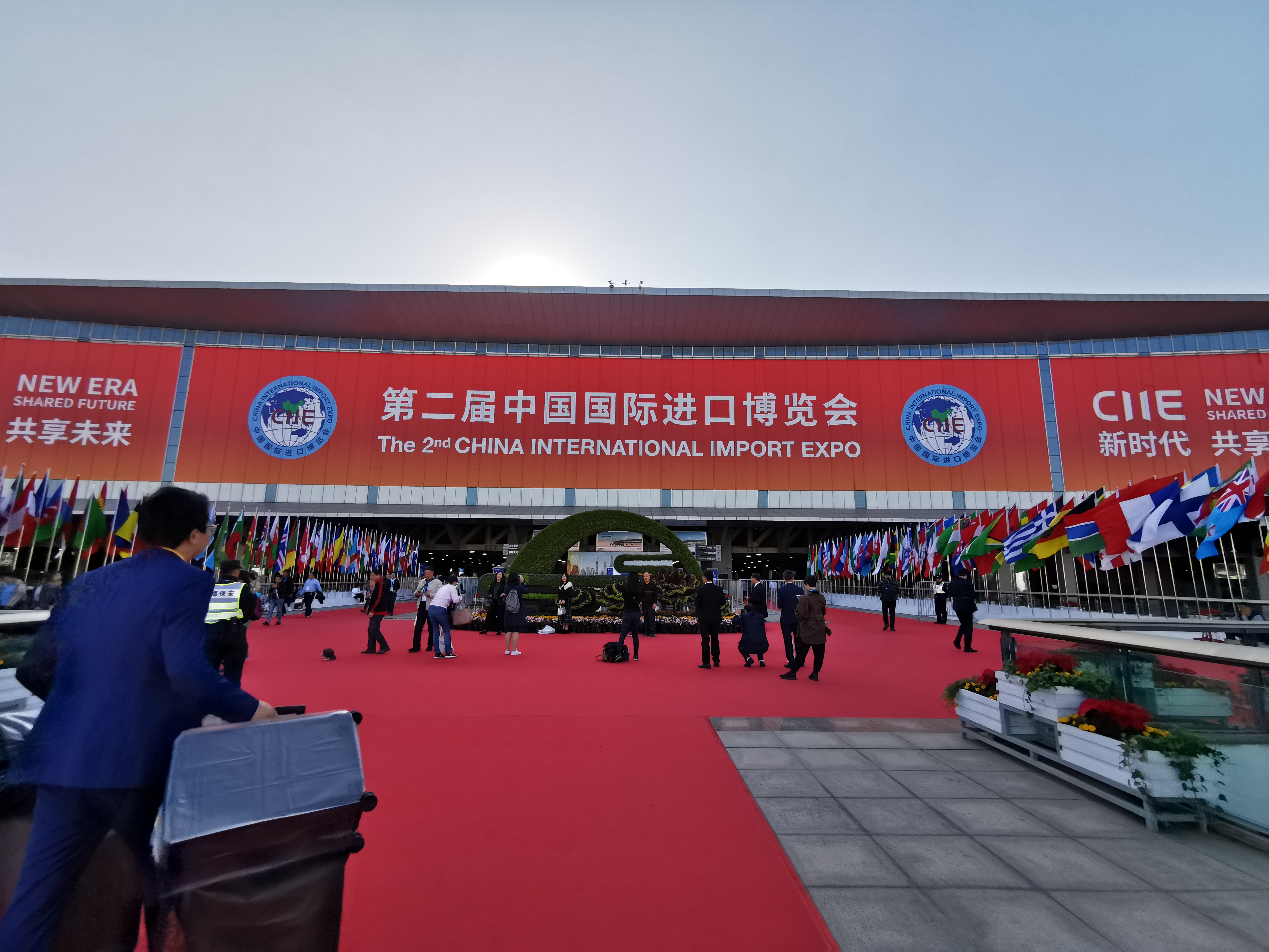 ＂合作、創(chuàng)新、共享＂話進(jìn)博一一寶開董事長邢志文參觀進(jìn)博并接受SMG記者采訪