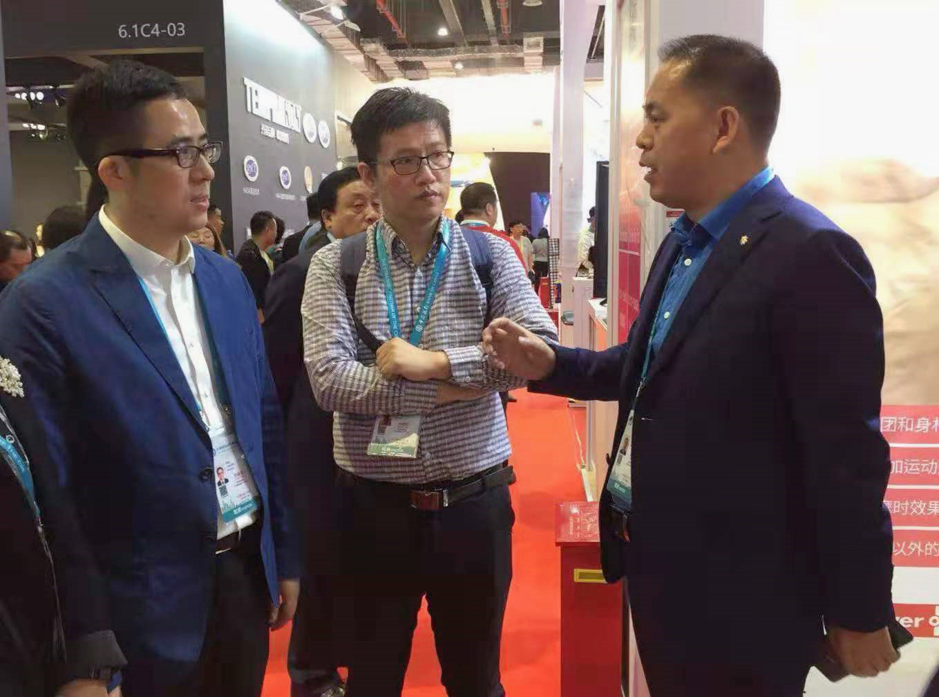 ＂合作、創(chuàng)新、共享＂話進(jìn)博一一寶開董事長邢志文參觀進(jìn)博并接受SMG記者采訪