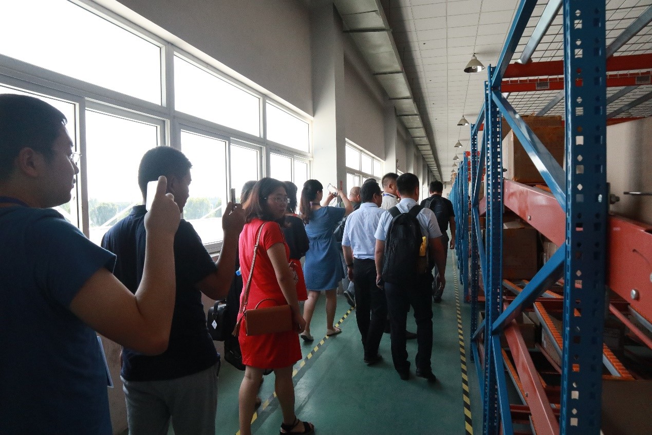 寶開(kāi)集成服裝行業(yè)代表項(xiàng)目 | 波司登集團(tuán)智能配送中心迎業(yè)內(nèi)眾嘉賓集體參觀