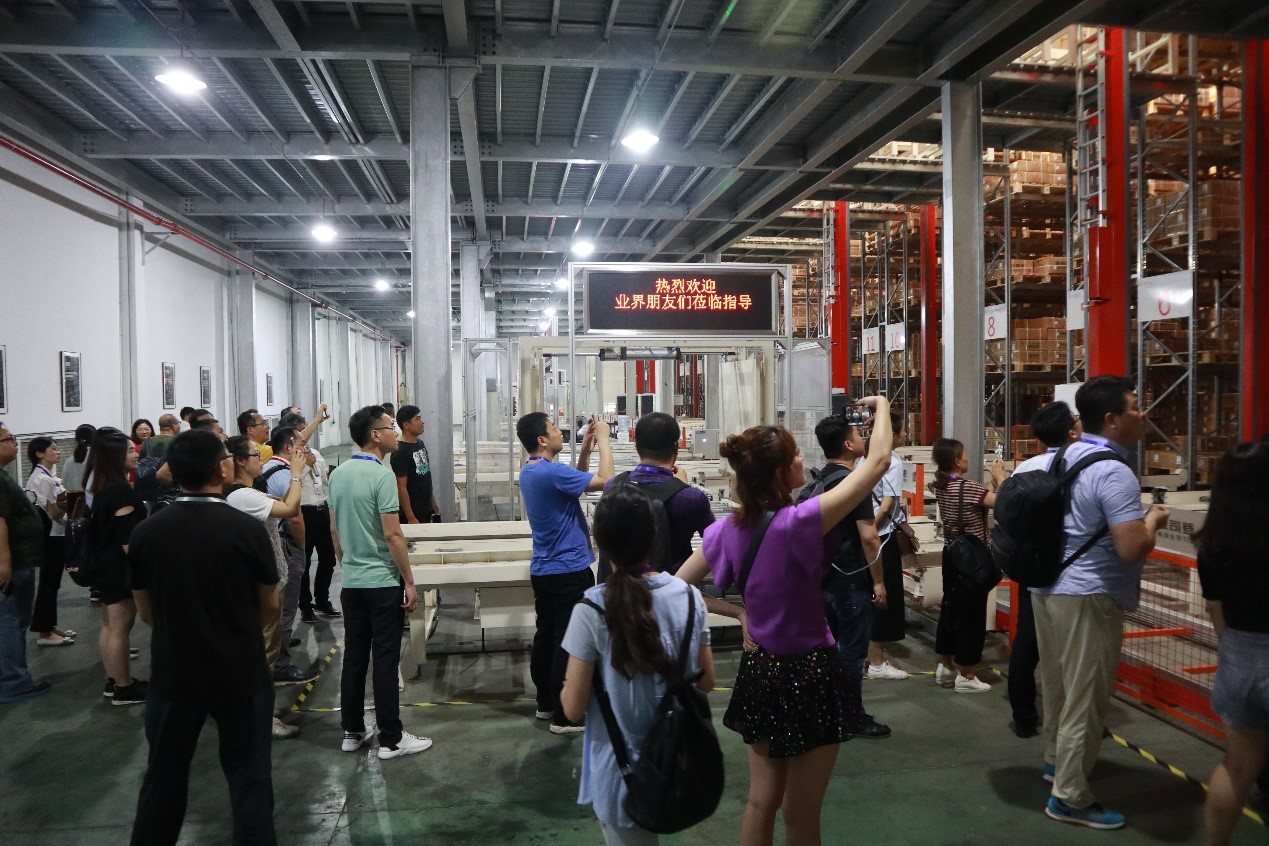 寶開(kāi)集成服裝行業(yè)代表項(xiàng)目 | 波司登集團(tuán)智能配送中心迎業(yè)內(nèi)眾嘉賓集體參觀