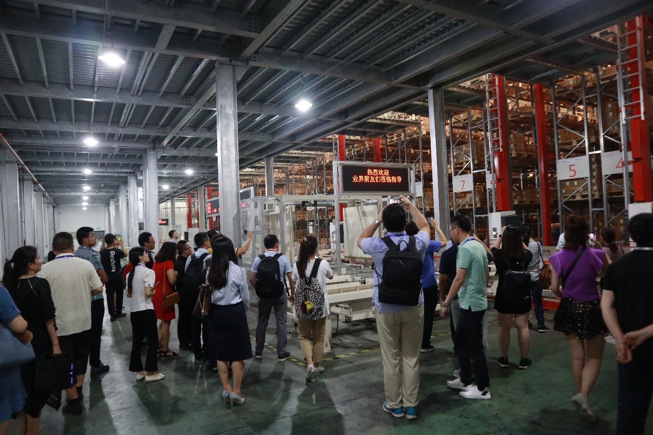 寶開(kāi)集成服裝行業(yè)代表項(xiàng)目 | 波司登集團(tuán)智能配送中心迎業(yè)內(nèi)眾嘉賓集體參觀